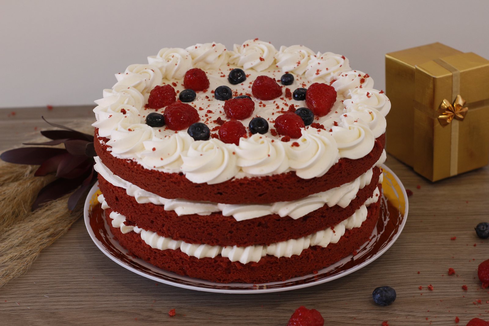 Pastel red velvet decorado con crema y frutos rojos, receta terminada Fleischmann